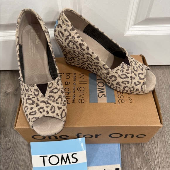 TOMS Women's Beige Snow Leopard Wedge Heels Size 6 - Picture 2 of 9